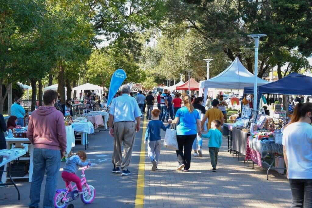 Domingo: la feria municipal vuelve con todo a su espacio tradicional del Parque