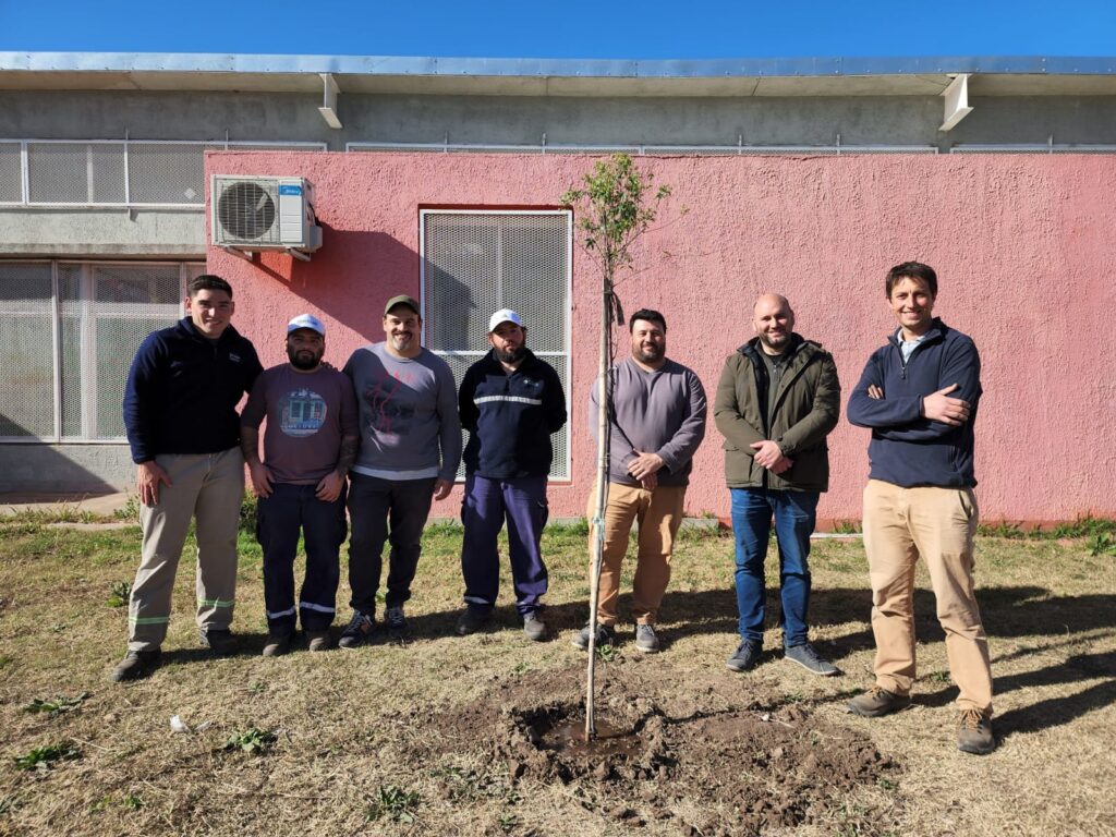 Plantación de árboles en los Jardines Municipales
