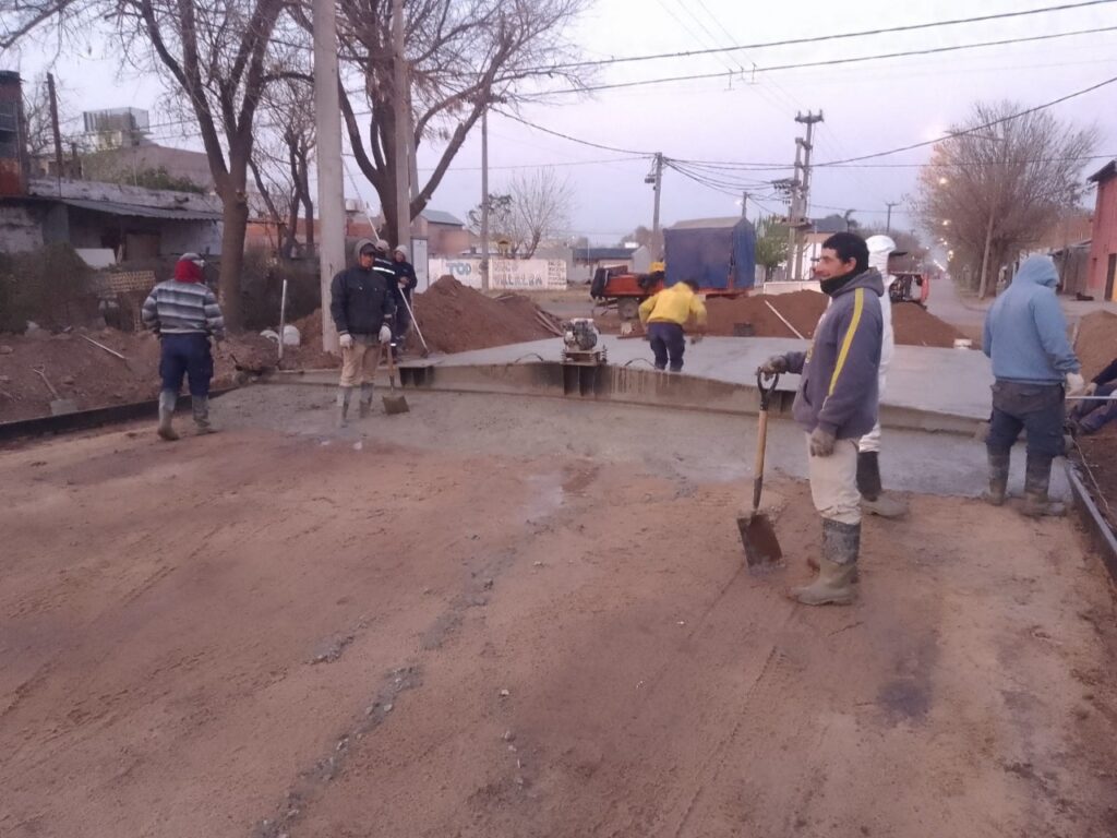 El Gobierno Municipal sigue ejecutando obras de pavimento en los barrios