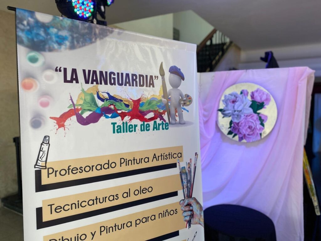 Muestra colectiva del taller La Vanguardia en el hall del Cultural