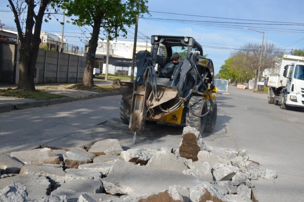 El Gobierno municipal puso en marcha la recuperación de calle Quintana con bacheo integral