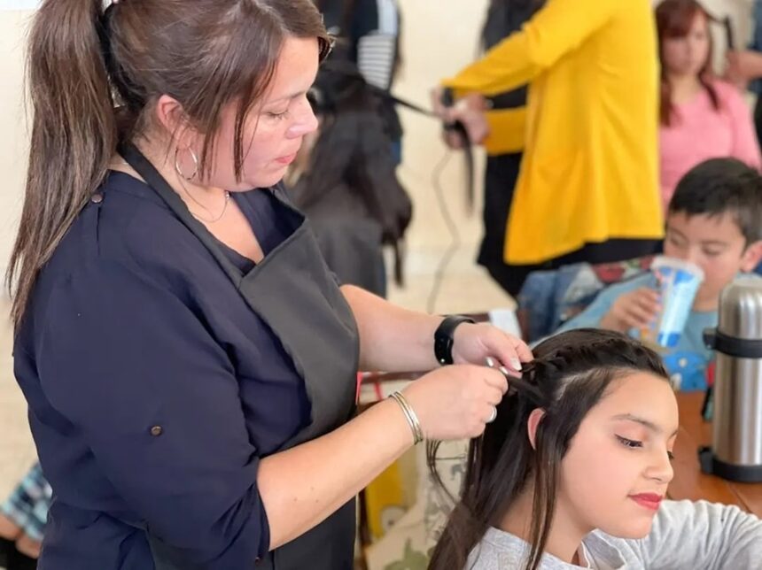 Se enseñaron nuevas técnicas y estilos de peinados en el Taller Municipal de Peluquería