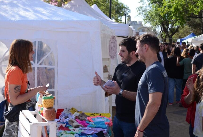 Otra megaferia municipal: más de 200 emprendedores y exposición de autos sobresalieron en el “Paseo de la Ciudad”