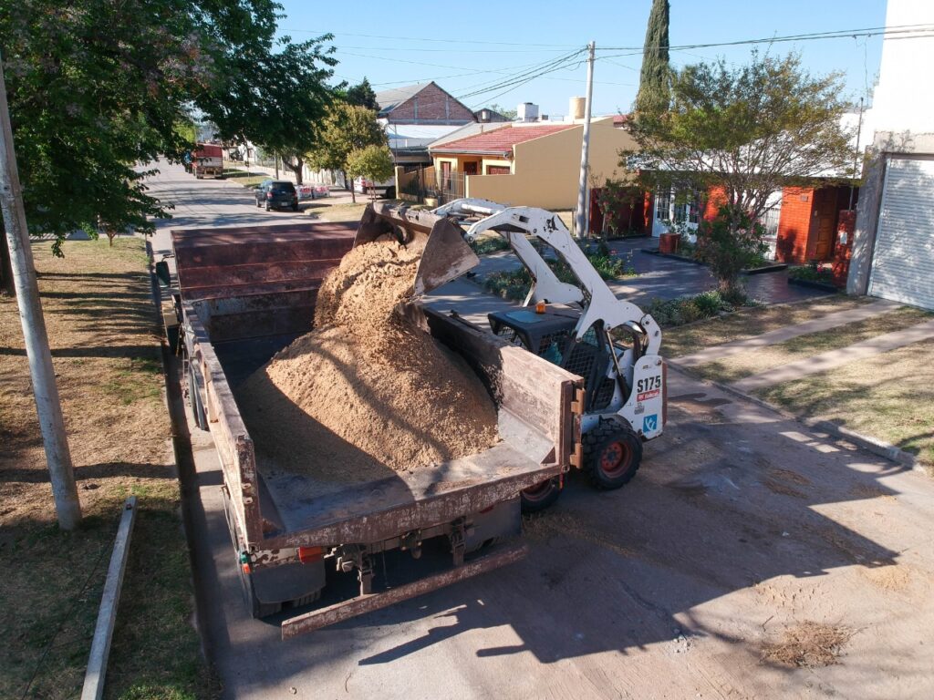 Bacheo, preparación de calzadas y hormigonado de cordones en la agenda municipal