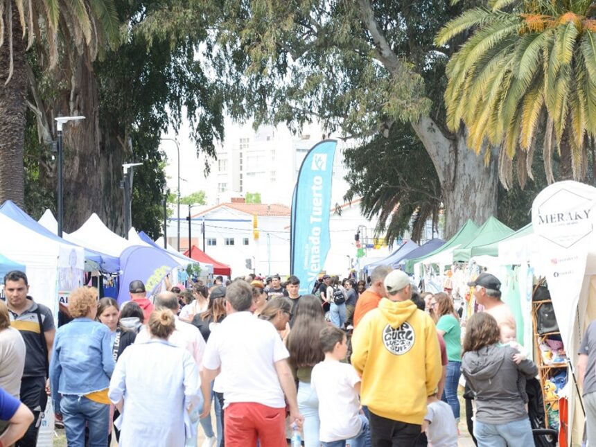 Miles de venadenses colmaron la plaza San Martín para participar del “Paseo de las Colectividades” Miles de venadenses colmaron la plaza San Martín para participar del “Paseo de las Colectividades”