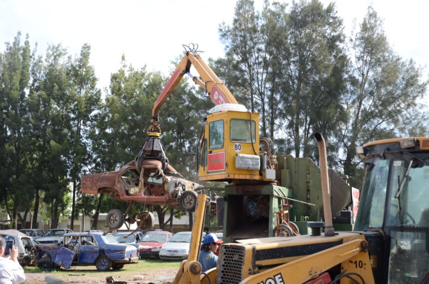 El Gobierno Municipal procedió a la compactación de más de 550 vehículos sin funcionamiento y abandonados por sus dueños