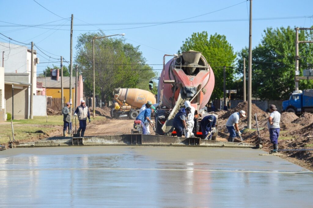 El municipio avanza con otra cuadra de hormigón y realiza reparaciones en calles de pavimento