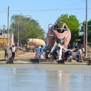El municipio avanza con otra cuadra de hormigón y realiza reparaciones en calles de pavimento