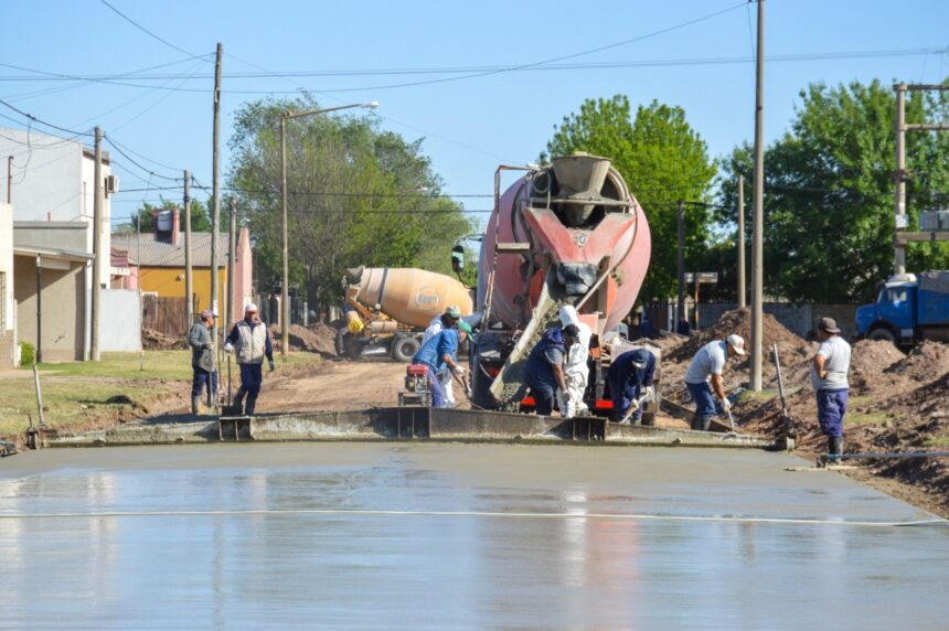El municipio avanza con otra cuadra de hormigón y realiza reparaciones en calles de pavimento
