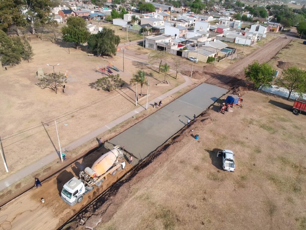 Más pavimento: el Gobierno Municipal continúa con sus trabajadores realizando obras en las calles de la ciudad