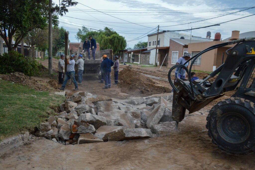Las cuadrillas Municipales avanzan con distintos trabajos de hormigonado y reparación de calles de pavimento