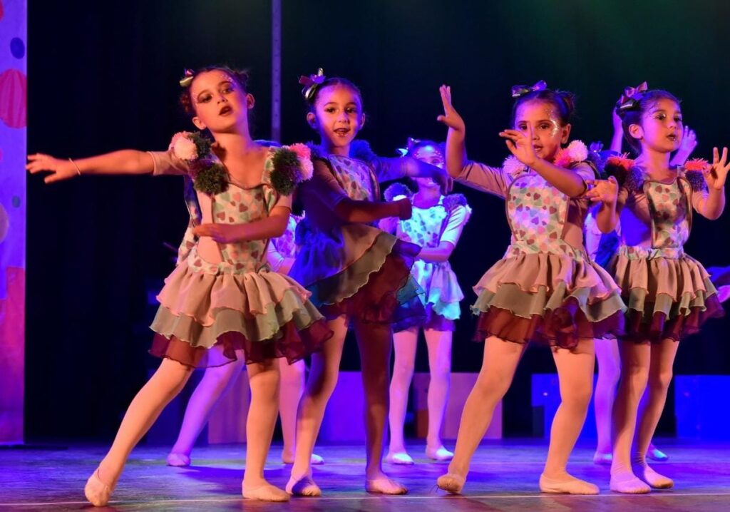 La Escuela Municipal de Teatro Musical presentó “Midón por Peques” a sala llena en el Cultural