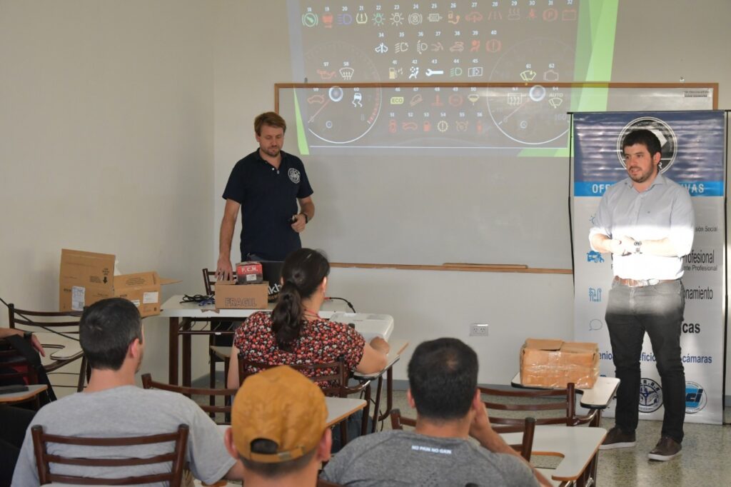 Vecinos que se capacitan: el Curso Municipal de Electricidad del Automotor concluyó con 40 participantes