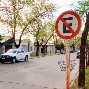 El Ejecutivo municipal y el Concejo acordaron que sólo se podrá estacionar de un lado en avenida España