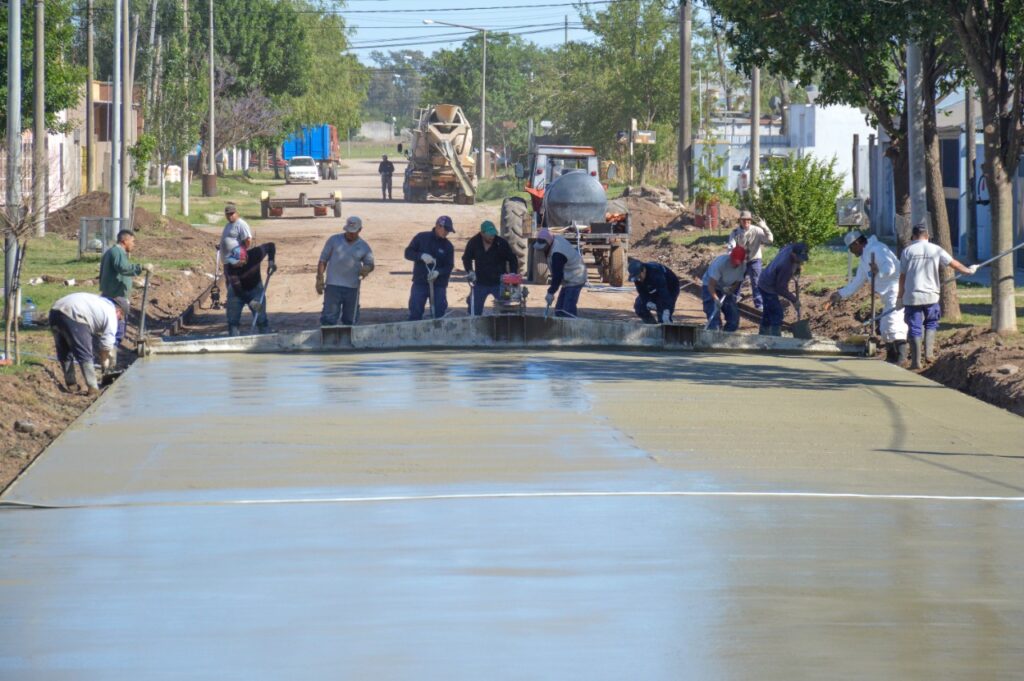 La misma noticia de cada semana pero en otra calle: el Municipio pavimentó una nueva cuadra en la ciudad