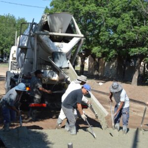 Más pavimento y cordón cuneta para mejorar la transitabilidad por la ciudad