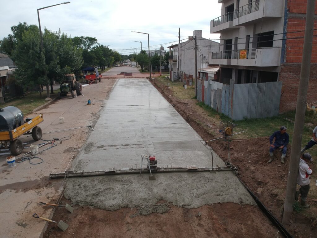 Fuerte trabajo del Gobierno Municipal en el acondicionamiento de calles y desagües