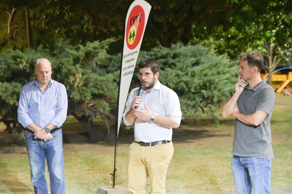 Otro espacio mejorado: el Gobierno Municipal y la Cooperativa Eléctrica inauguraron las luces led de la plaza de la Democracia