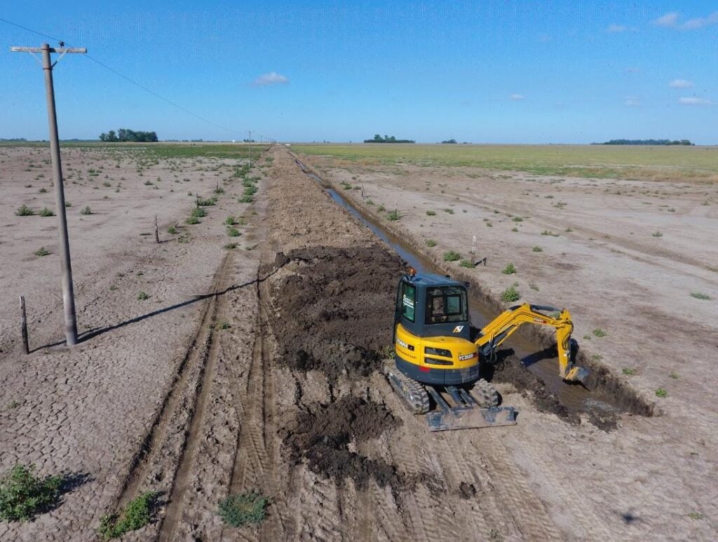 Obras rurales: el Municipio avanza con trabajos de alteo en la continuidad del camino al Aeródromo