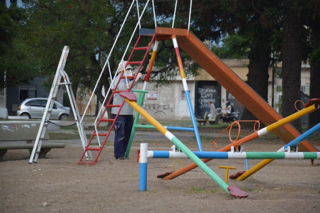 Espacios Públicos acondiciona plazas en distintos barrios