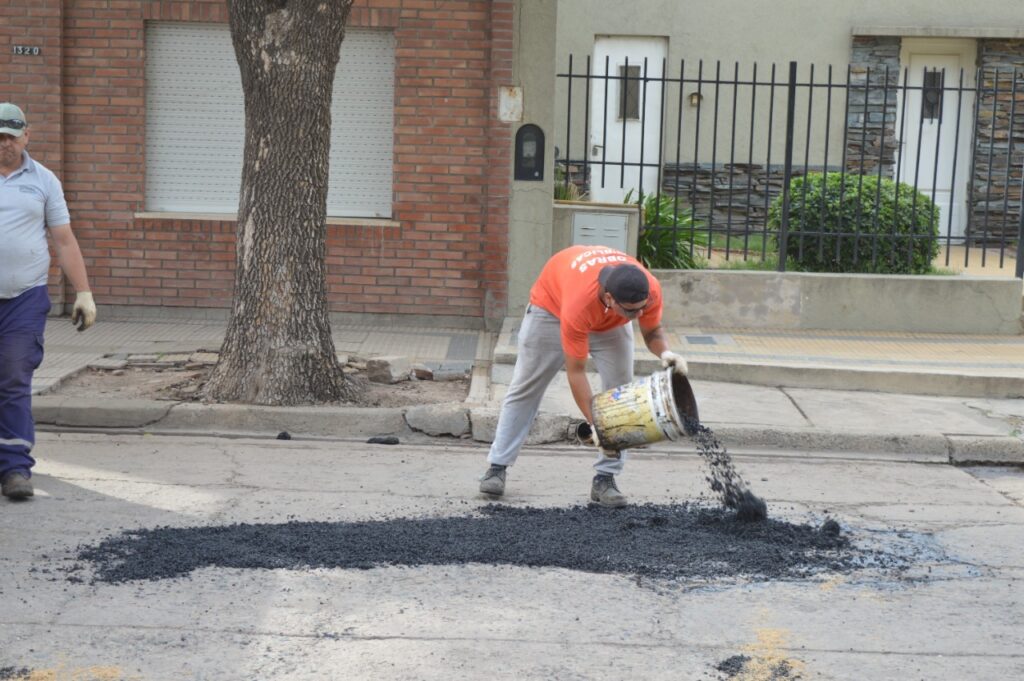Ejecución de bacheo y mantenimiento en calles céntricas de la ciudad