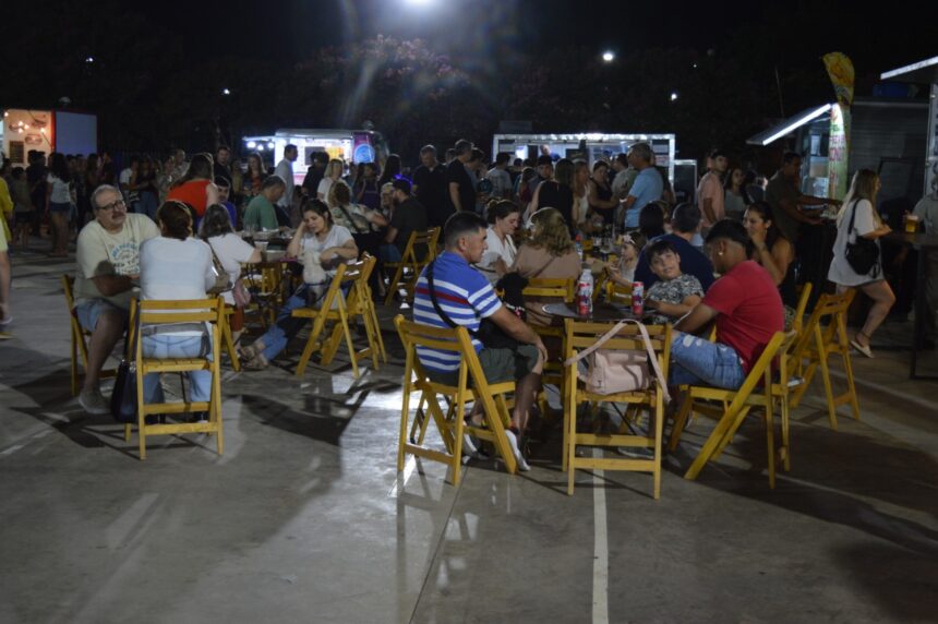 Segunda noche del Patio de Comidas Callejero, con diez carrobares y espectáculos