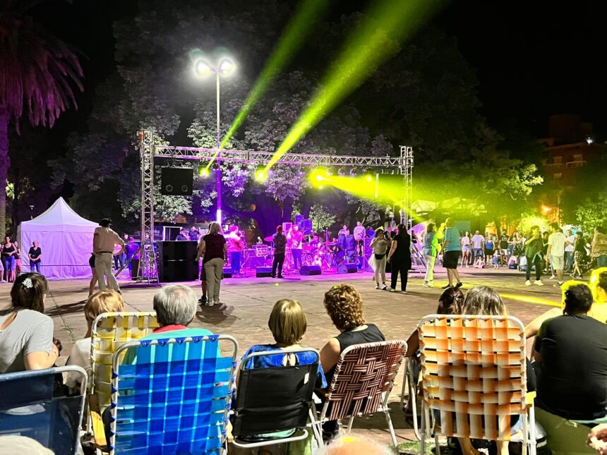 Una ciudad con eventos de verano: multitudinaria presencia de vecinos en la feria municipal de plaza Sarmiento