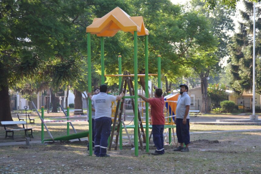 Colocan nuevos juegos infantiles en plaza Dr. Juan Escribano