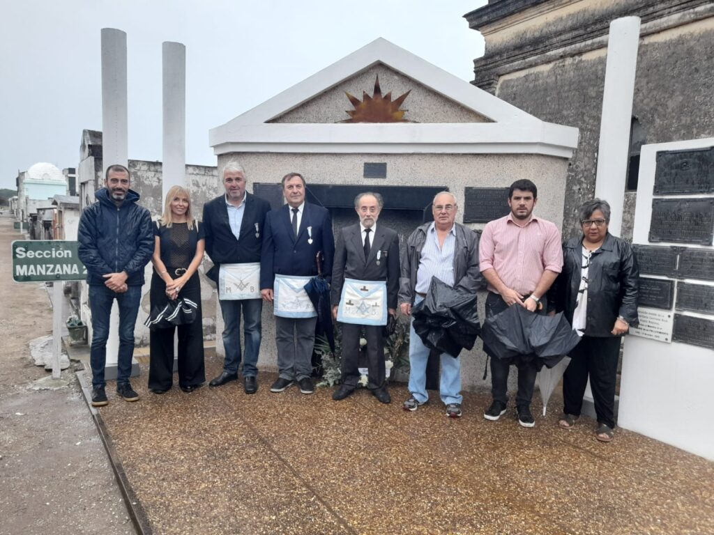 Ofrenda floral para homenajear a Cayetano Silva en el aniversario de su fallecimiento