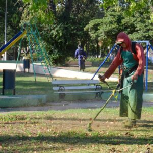 Tareas de limpieza y corte de pasto en plaza Sarmiento