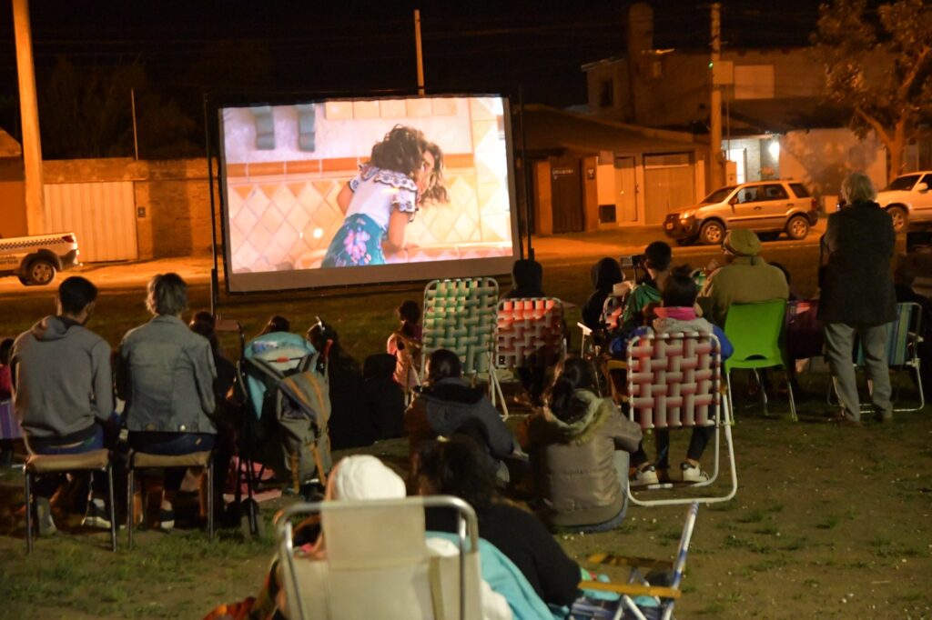 El ciclo “Cine bajo las Estrellas” dejó su magia con la proyección de “Encanto” en barrio Ciudad Nueva