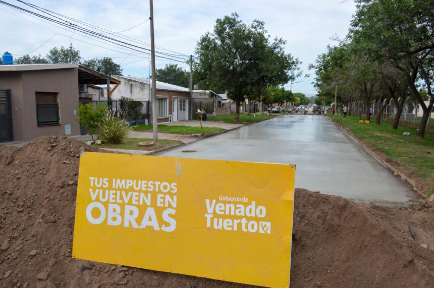 El Gobierno Municipal ejecuta una nueva cuadra de pavimento en el barrio Rivadavia