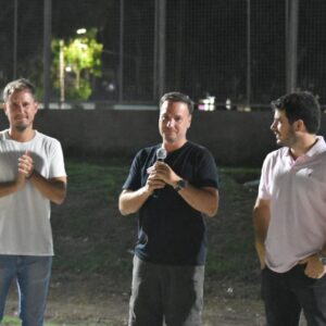 Ante la falta de cumplimiento del gobierno provincial, Chiarella inauguró la iluminación led que faltaba instalar en el Parque Municipal