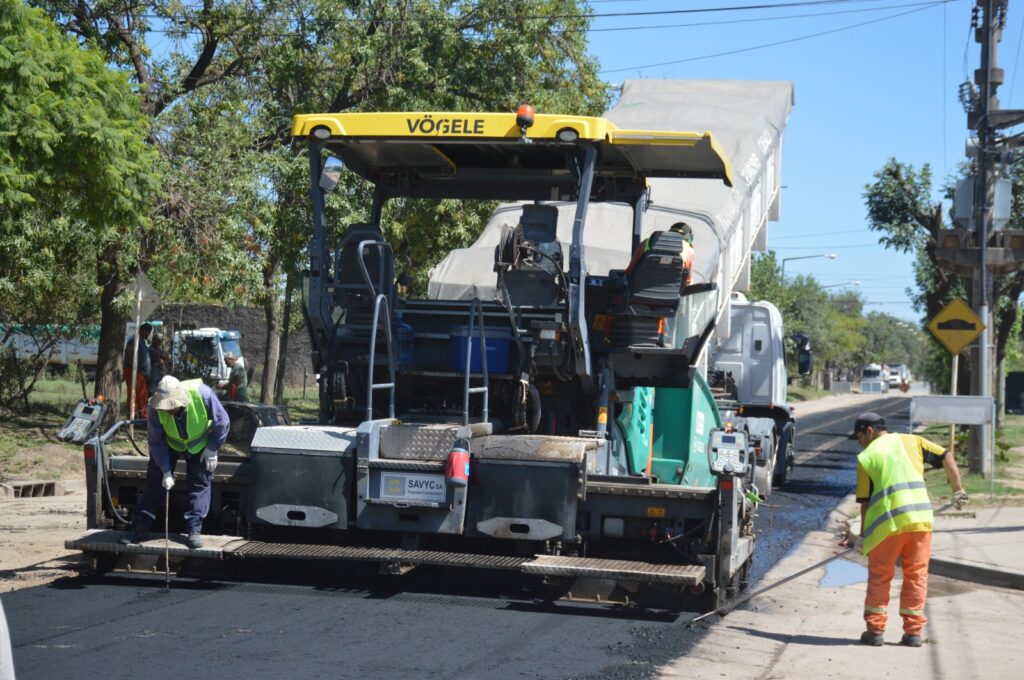 Avanza la reparación de calzada en avenida Eva Perón para el tramo Pinto Lucero a Brett con pavimentación asfáltica