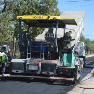 Avanza la reparación de calzada en avenida Eva Perón para el tramo Pinto Lucero a Brett con pavimentación asfáltica