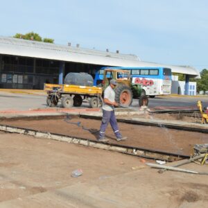 El Gobierno Municipal sigue trabajando en la reparación de losas en el playón de la Terminal