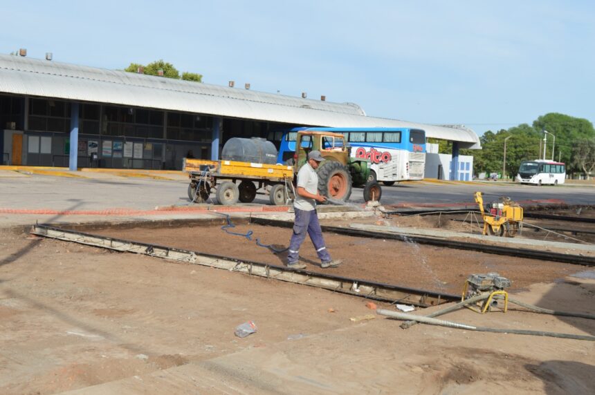 El Gobierno Municipal sigue trabajando en la reparación de losas en el playón de la Terminal