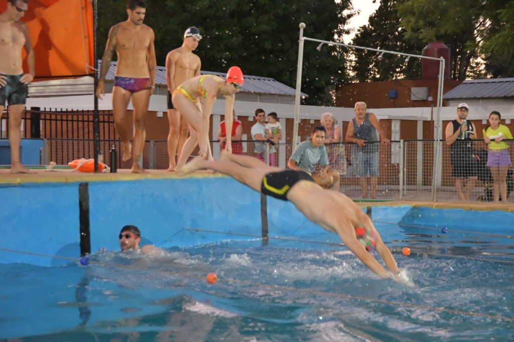 Una noche a pura natación por postas en el Parque Municipal
