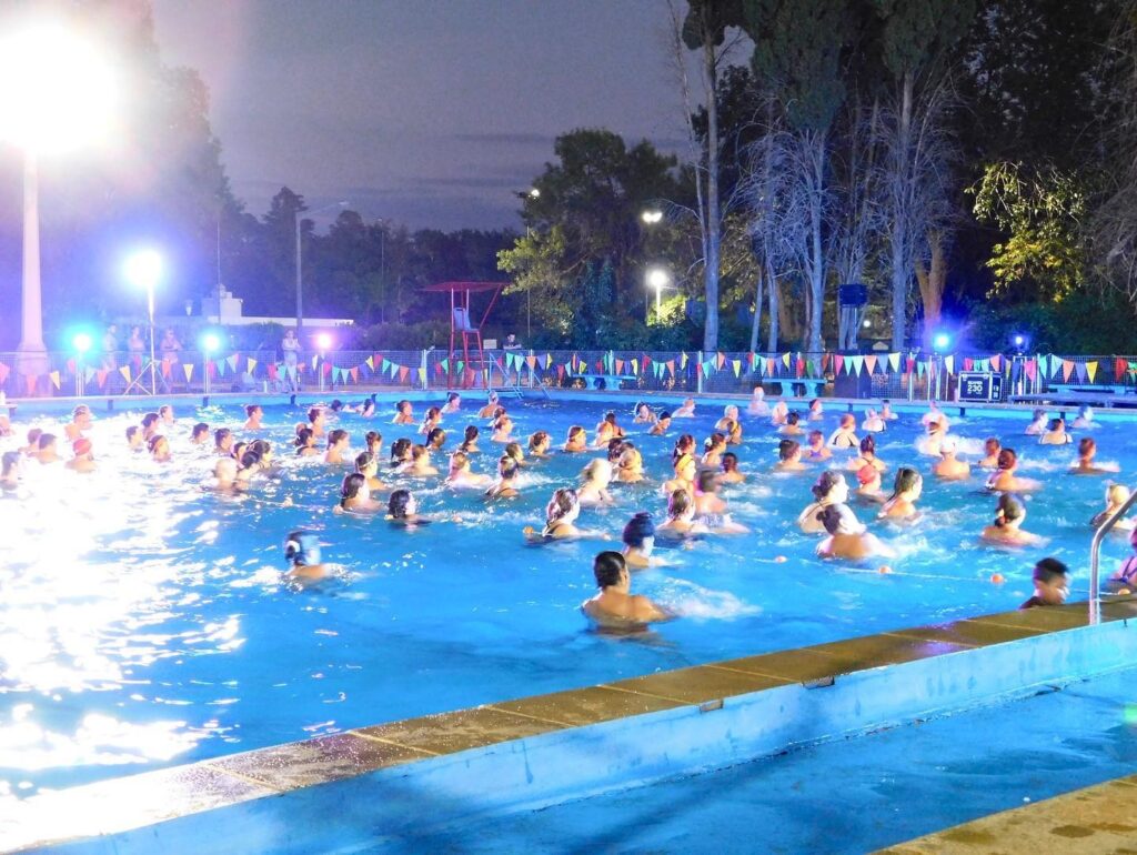 Una noche espectacular de aquagym en el Parque Municipal