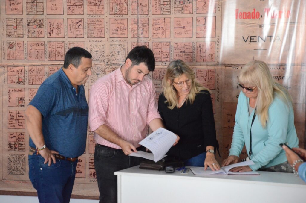 Apoyo a la educación: el Gobierno municipal hizo entrega de fondos a escuelas locales