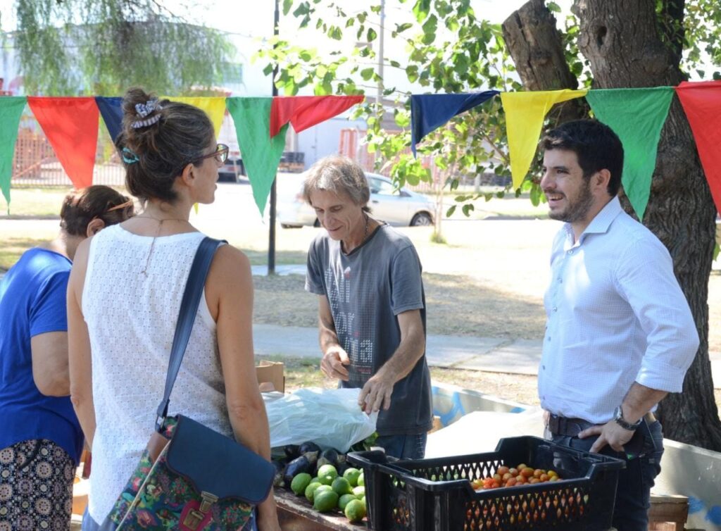 “Huerteros en tu Barrio”: con apoyo del Gobierno Municipal inició una nueva temporada en plaza España