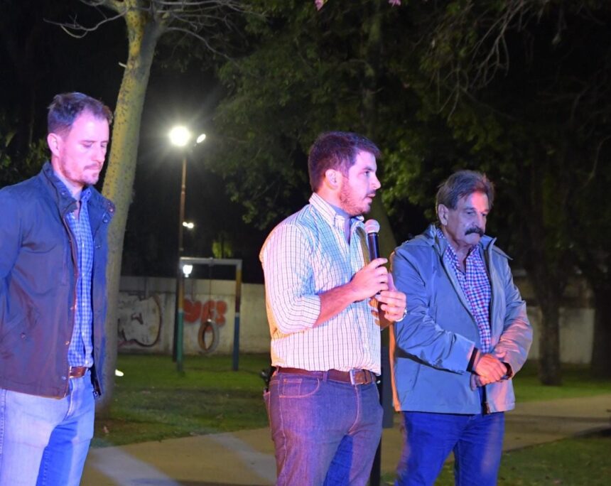 El intendente Chiarella y la Cooperativa Eléctrica inauguraron las luces led de la plaza Vera Peñaloza