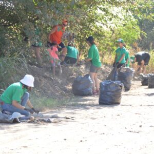 Misión ambiental cumplida: caminata con recolección de residuos para recuperar otra calle en la ciudad