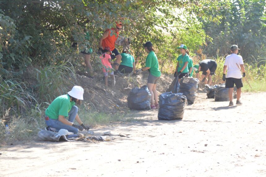 Misión ambiental cumplida: caminata con recolección de residuos para recuperar otra calle en la ciudad
