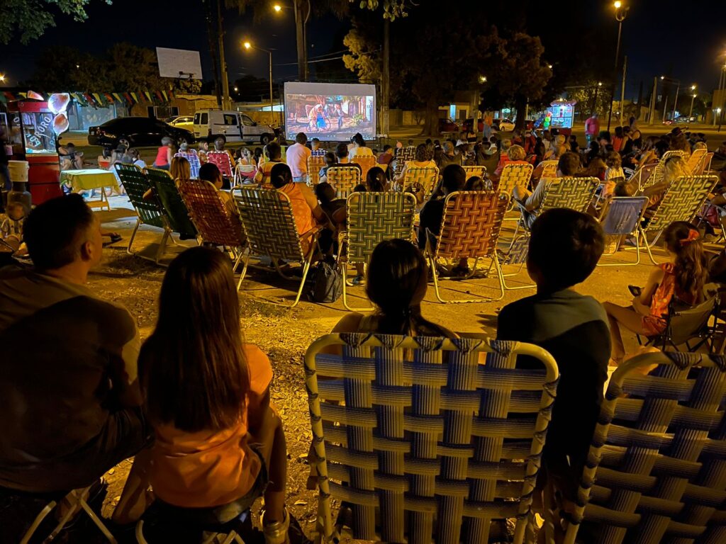 “Coco” deslumbró a chicos y grandes en otra noche mágica de “Cine Bajo las Estrellas”