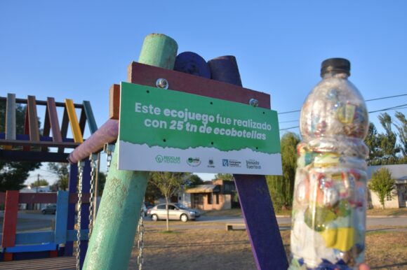 Instalaron el segundo Ecojuego de “Reciclar Venado” en la plaza Juana Azurduy