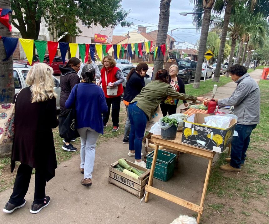 Jornada huertera en plaza Escribano con gran respuesta de vecinos