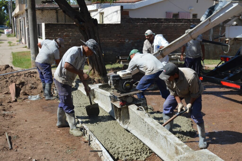 Preparan suelo para pavimento en tramo de calle Pueyrredón del barrio Rivadavia