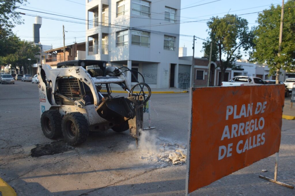 Obras urbanas: bacheo en esquina céntrica y de perfilado en barrio Gutiérrez