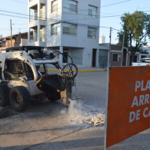 Obras urbanas: bacheo en esquina céntrica y de perfilado en barrio Gutiérrez
